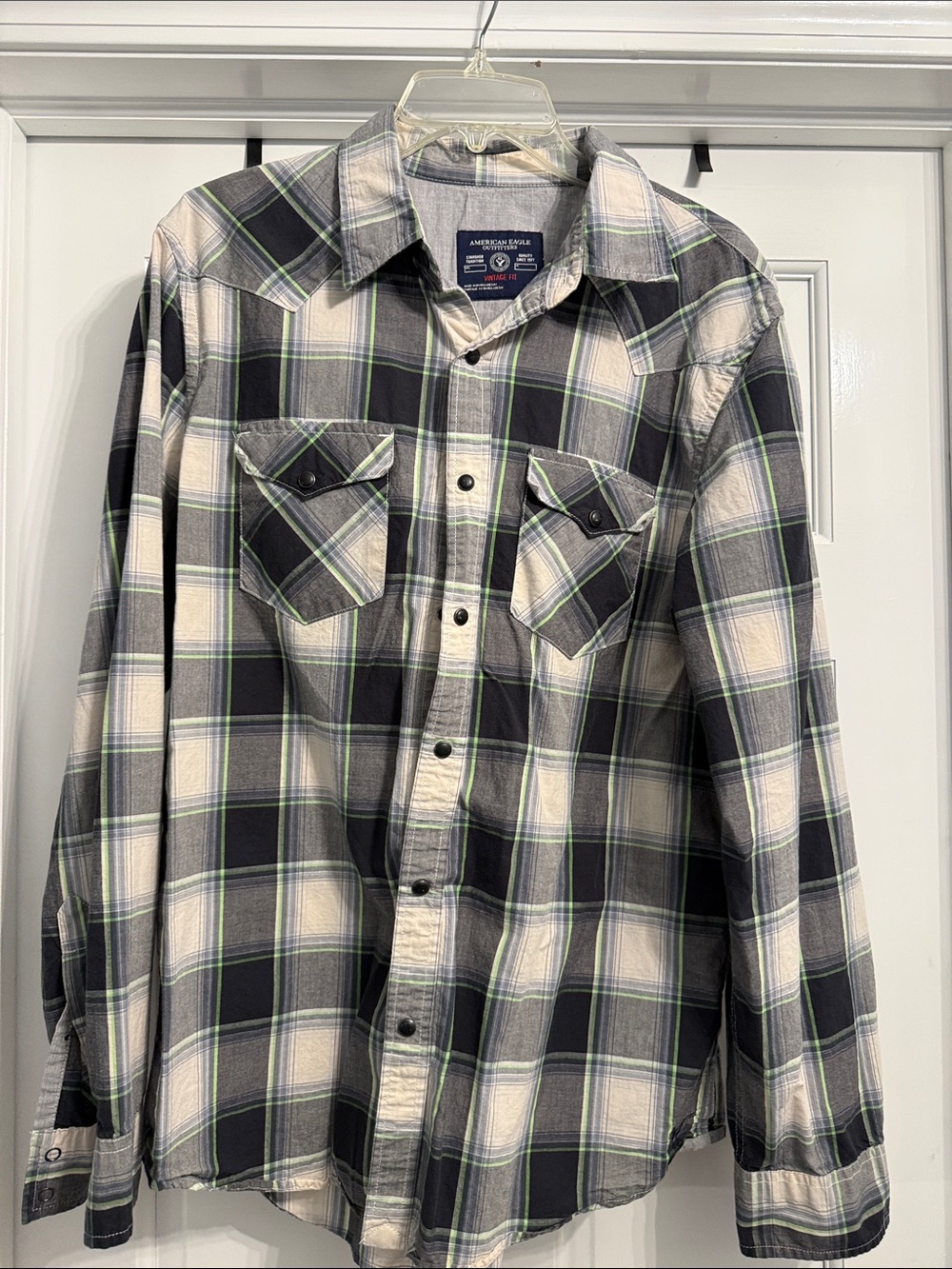 American Eagle Outfitters Black, White & Green Plaid Button-Down Shirt size L